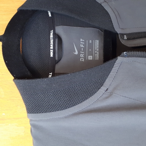 Nike lightweight jacket - Picture 2 of 4